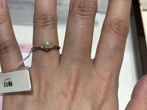 【俄(にわか)の口コミ】 華奢で可憐なイメージの指輪です。ダイヤモンドの横にメレダイヤが付いて…