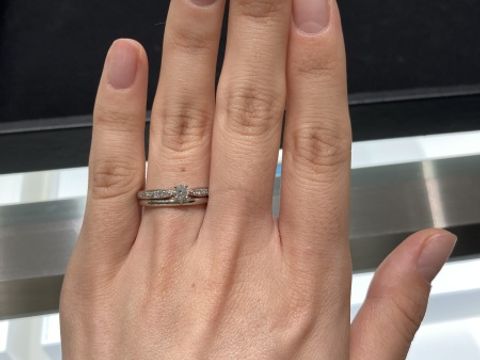 【ティファニー(Tiffany & Co.)の口コミ】 アームの部分にもダイヤが入った婚約指輪です。キラキラ感がたまらなく綺…