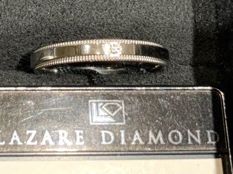【ラザール ダイヤモンド(LAZARE DIAMOND)の口コミ】 結婚指輪といえばシンプルなデザインのプラチナリングが多いですが、すこ…