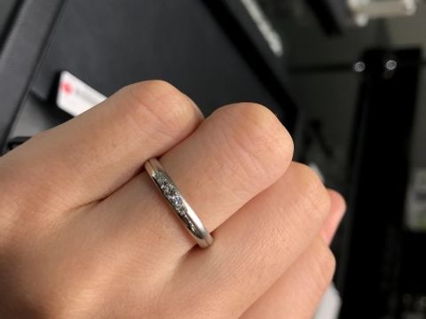 【ラザール ダイヤモンド(LAZARE DIAMOND)の口コミ】 つや消しとつやありが半分ずつになっているデザインが珍しいです。つや部…