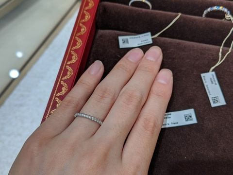 【カルティエ(Cartier)の口コミ】 婚約指輪としてエタニティリングを探していました。毎日着けられるような…