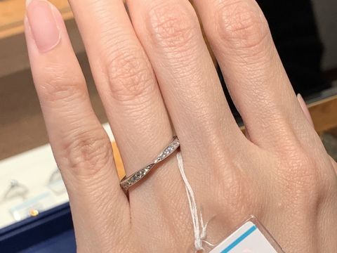 【銀座ダイヤモンドシライシの口コミ】 ダイヤモンドがたくさん入ってるので、少し角度を変えるととてもキラキラ…