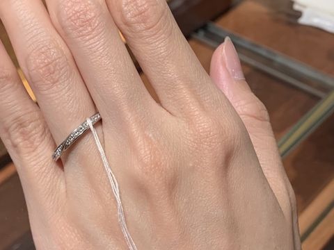 【銀座ダイヤモンドシライシの口コミ】 ダイヤモンドが埋め込まれているためパッとみた瞬間とても華やかです。よ…