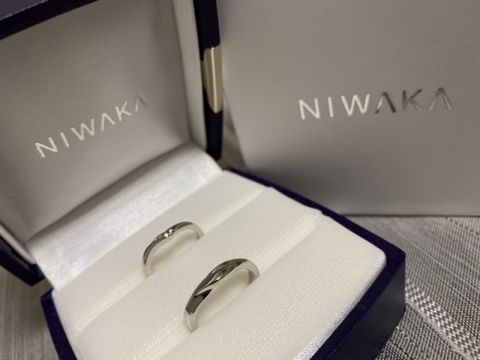 【俄(にわか)の口コミ】 指輪が少しウェーブがかっているので指が細く見えます！デザインはもちろ…