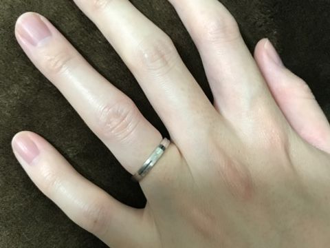 【銀座ダイヤモンドシライシの口コミ】 少しツヤ消しが入ったデザインでシンプルでおしゃれなデザインでした。リ…