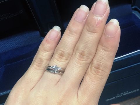 【銀座ダイヤモンドシライシの口コミ】 重ね付けができるもので探していた時に店員さんが持ってきてくださり、一…