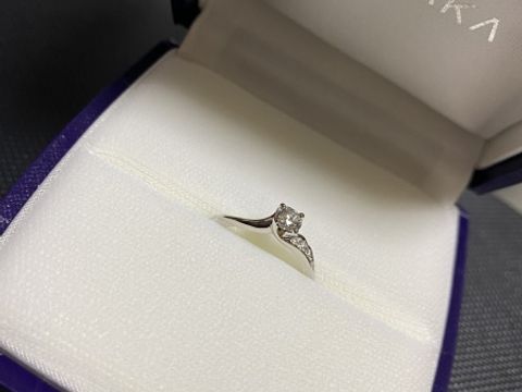 【俄(にわか)の口コミ】 セットリングのように結婚指輪に合わせて購入。
アシンメトリーで他にない…