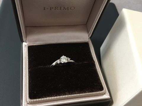 【アイプリモ(I-PRIMO)の口コミ】 指輪のフォルムはウェーブタイプです。中央にメインのダイヤ、その左右に…