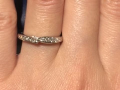 【銀座ダイヤモンドシライシの口コミ】 セットリングの内、結婚指輪のみの写真です。実際のお花をモチーフとして…