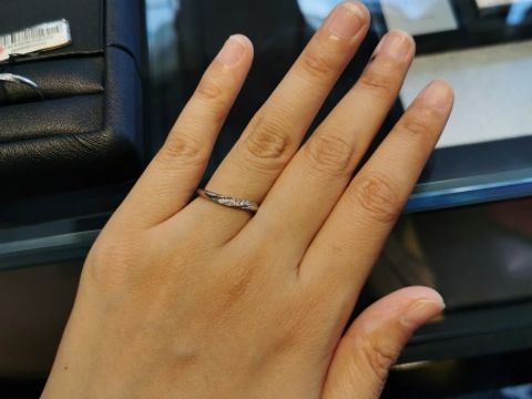【エクセルコダイヤモンド(EXELCO DIAMOND)の口コミ】 この指輪がこの日はすごく気に入りました。
ウェーブ型なので指も疲れず、…