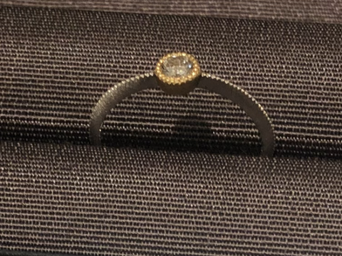 【e.m.の口コミ】 ダイヤのまわりがゴールドで、リングの部分がシルバーでとても可愛いデザ…