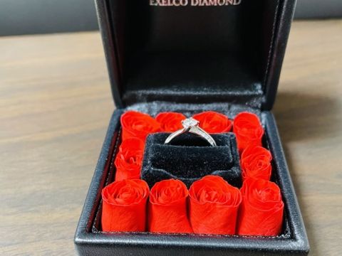 【エクセルコダイヤモンド(EXELCO DIAMOND)の口コミ】 中央のダイヤが浮いていて、下にメレダイヤが通っているデザインが気に入…