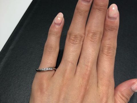 【4℃ BRIDAL(ヨンドシーブライダル)の口コミ】 ダイヤの存在感が素敵で、ただのストレートラインと違ってウェーブが綺麗…
