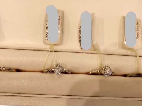 【Ponte Vecchio(ポンテヴェキオ)の口コミ】 個人的に華やかなデザインが好きなので、沢山ダイヤがついたデザインを並…