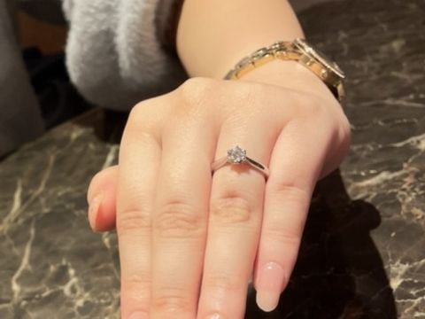 【銀座ダイヤモンドシライシの口コミ】 私は華やかなデザインにしようと思っていたのですが、彼がシンプルなもの…