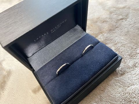 【ラザール ダイヤモンド(LAZARE DIAMOND)の口コミ】 結婚指輪をはめたときにしっくりと指に馴染む感じがあり、普段アクセサリ…
