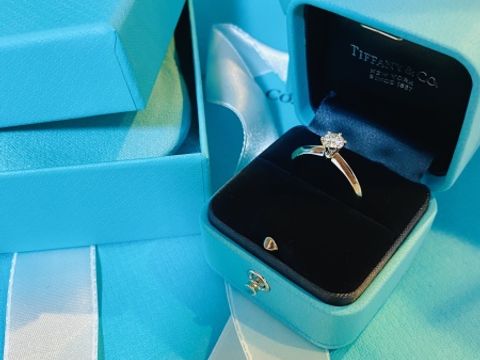 【ティファニー(Tiffany & Co.)の口コミ】 ティファニーブルーのボックスに若い頃から憧れ、婚約指輪はティファニー…