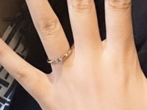 【ラザール ダイヤモンド(LAZARE DIAMOND)の口コミ】 シンプルなデザインだけど、暗いところでも虹色に輝くという説明を受けた…