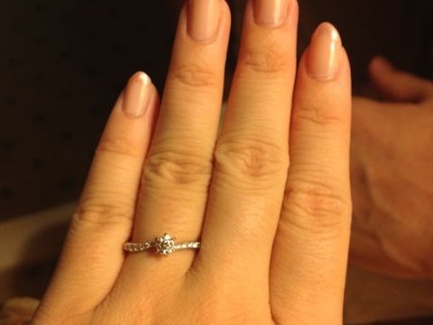 【canal4℃(カナルヨンドシー)の口コミ】 デザインが可愛かったところが一番気に入っています。
真ん中の石は立て爪…