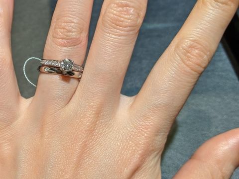 【ヴァン クリーフ＆アーペル(Van Cleef & Arpels)の口コミ】 当初は一粒タイプを検討していましたが、いくつか見るうちに年齢を重ねて…