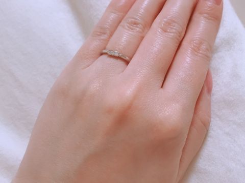 【ラザール ダイヤモンド(LAZARE DIAMOND)の口コミ】 最初は婚約指輪を目立たせたいというのもあり、ストレートのリングに石が…