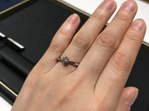 【ラザール ダイヤモンド(LAZARE DIAMOND)の口コミ】 指が長い方ではないのと結婚指輪との重ね付けをしたかったので、婚約指輪…