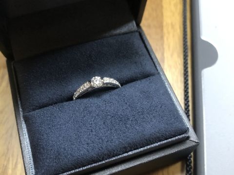 【ラザール ダイヤモンド(LAZARE DIAMOND)の口コミ】 普段使い出来そうな、ザ、婚約指輪というのが嫌でこちらにしました！カジ…