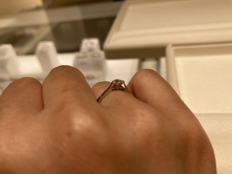 【festaria bijou SOPHIA(フェスタリア ビジュソフィア)の口コミ】 横から見たデザインがとても繊細で、ダイヤモンドが宙に浮いてるようで気…