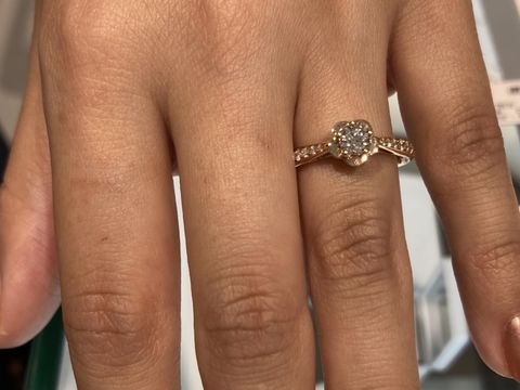 【シャネル(CHANEL)の口コミ】 CHANELのカメリアリングです。着用画像はサイドにメレダイヤが敷き積まれ…