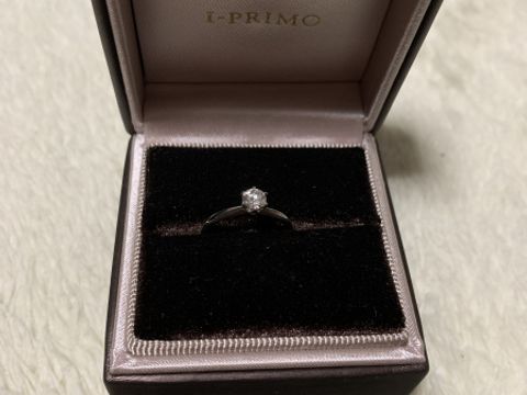 【アイプリモ(I-PRIMO)の口コミ】 ざ、婚約指輪という一粒のデザインがいいと色々みる中できめた。デザイン…