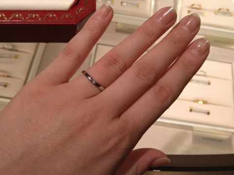 【カルティエ(Cartier)の口コミ】 細身のＶ字で指が綺麗に見えます。
ダイヤの位置が表裏に分かれていますの…