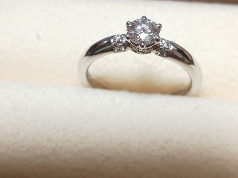 【PORTADA(ポルターダ)の口コミ】 単純に一目惚れでした。婚約指輪は一つ石という印象があったのですが、両…