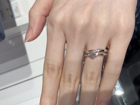 【銀座ダイヤモンドシライシの口コミ】 セットリングで、つけ心地のよいものを探していました。明るいところでキ…