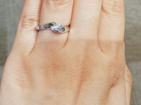 【ichi(イチ)の口コミ】 大きな宝石がついており、婚約指輪としてピッタリと感じました。ダイヤモ…