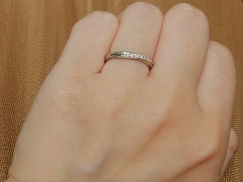【銀座ダイヤモンドシライシの口コミ】 流れるようにダイヤモンドが入っており、きれいで女性らしさを感じる指輪…