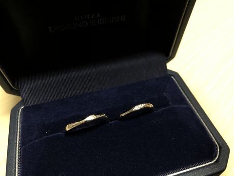 【銀座ダイヤモンドシライシの口コミ】 デザインはウェーブ、女性用には石が入っています。かなり軽く、つけ心地…