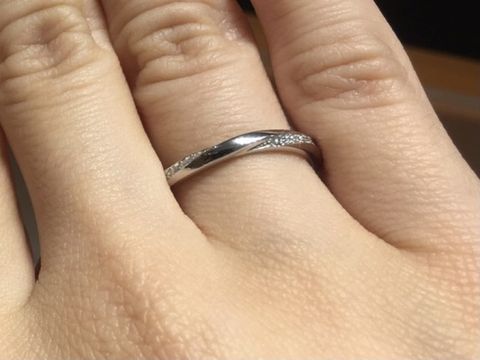 【エクセルコダイヤモンド(EXELCO DIAMOND)の口コミ】 ウェーブ2回転で、指の両側をダイヤが彩ります。かなり華やかで、デザイン…