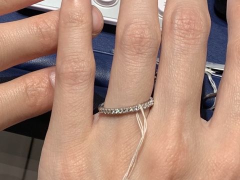 【銀座ダイヤモンドシライシの口コミ】 横にダイヤモンドがたくさんあしらわれていて、試着してみた瞬間とてもキ…