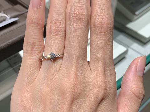 【アイプリモ(I-PRIMO)の口コミ】 メインの大きなダイヤモンドの横にいくつか小さなダイヤがついています。…