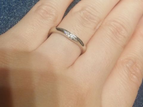 【エクセルコダイヤモンド(EXELCO DIAMOND)の口コミ】 流れるようにダイヤモンドが入っており、綺麗で長く使えるデザインでした…