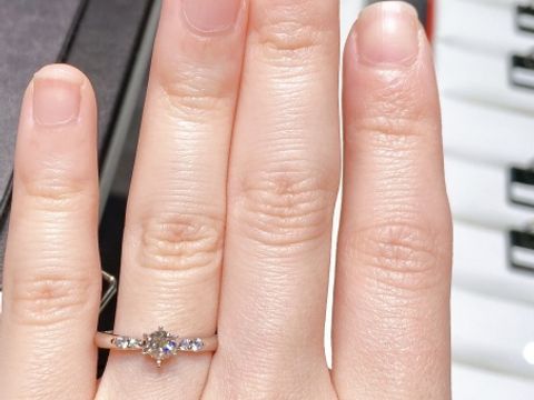 【ラザール ダイヤモンド(LAZARE DIAMOND)の口コミ】 中央部がきゅっとリボンのように細くなったリングなので、センターのダイ…