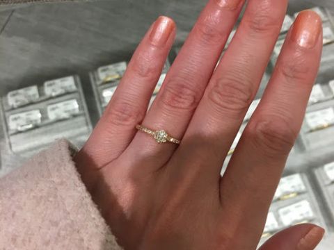 【バーニーズニューヨーク(BARNEYS NEW YORK)の口コミ】 バーニーズオリジナルの婚約指輪です。
ダイヤがとてもキレイで、アームの…