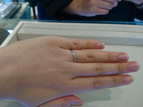 【ブシュロン(BOUCHERON)の口コミ】 ファセットのカットがキラキラと光を反射してとても華やかです。リング幅…