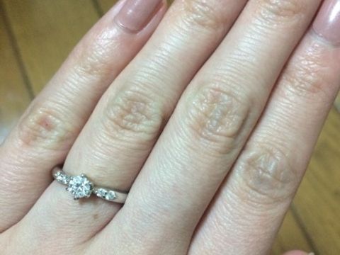 【ラザール ダイヤモンド(LAZARE DIAMOND)の口コミ】 初めは中央にダイヤモンド１つのデザインにしようと考えていましたが、左…