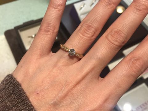 【アネリディギンザ(ANELLI DI GINZA)の口コミ】 ゴールドで、アンティーク調のミル打ちがほどこされたもの、そしてアーム…