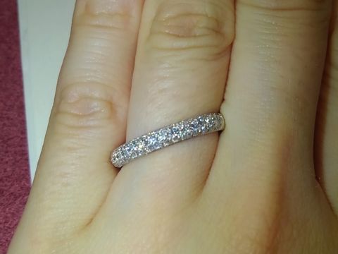 【ラザール ダイヤモンド(LAZARE DIAMOND)の口コミ】 メレダイヤがびっしりなので、どこから見ても七色に輝いて見えます。着け…