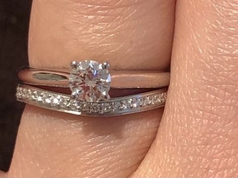 【カルティエ(Cartier)の口コミ】 下にある結婚指輪はバレリーナ、上にある婚約指輪はシンプルな立て詰めの…