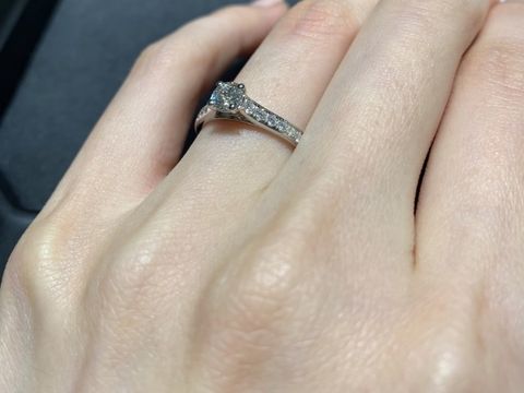 【ヴァン クリーフ＆アーペル(Van Cleef & Arpels)の口コミ】 一目惚れでした。可愛らしさと華やかさを兼ね備え、華奢に見えつつも存在…