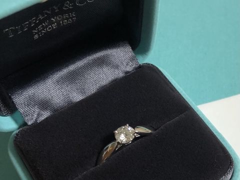 【ティファニー(Tiffany & Co.)の口コミ】 ダイヤのインパクトもある程度あり、且つ重ね付けもできる物を贈りたいと…