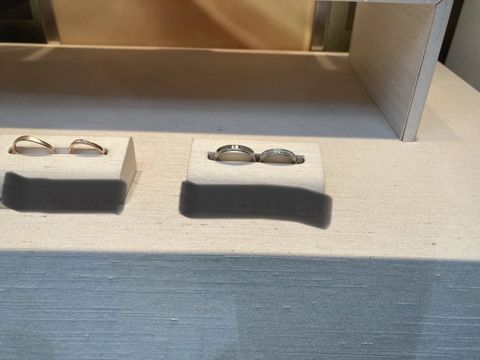 【CHARMY(チャーミー)の口コミ】 プラチナ素材のミル打ちのハーフエタニティ。
シンプルなデザインが多いチ…